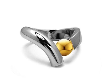 ONDE Flat & rounded tubular bypass ring with tension set Gold sphere in stainless steel