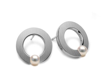 ABBRACCI Flat round stud earrings with tension set white pearl in stainless steel