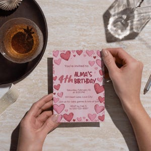 Modèle d'invitation d'anniversaire coeur modifiable | Faire-part sur toile thème coeur | 4e anniversaire d'une fille | Téléchargement instantané