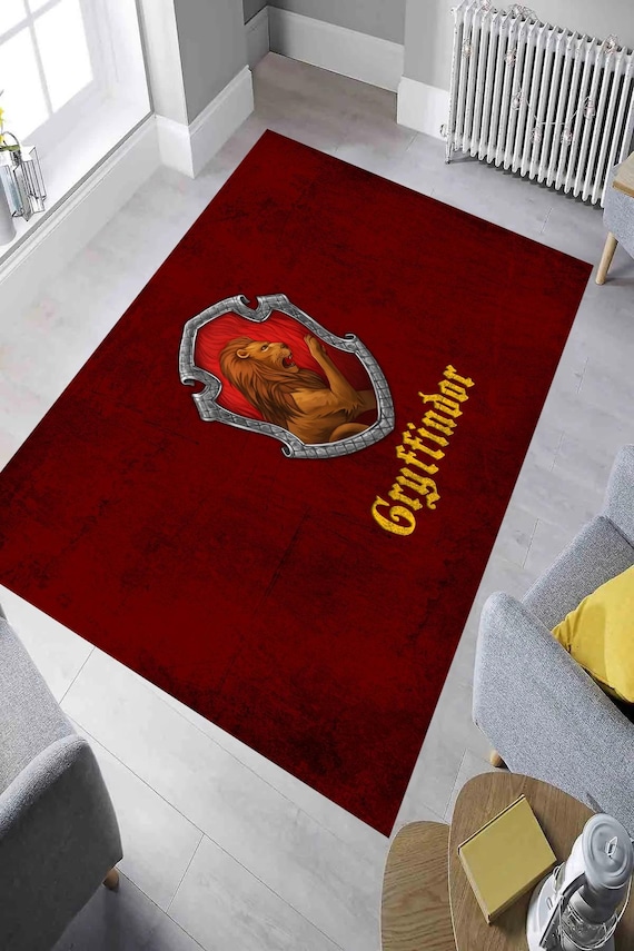 Harry Potter Gryffindor タペストリー ラグ Gryffindor Rug, Hogwarts Rug, Hogwarts, Cool Rug, Red Rug, Popular
