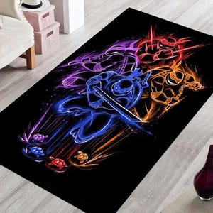 Puede incluir: Una alfombra negra con un diseño de neón de cuatro Tortugas Ninja. Las tortugas están en diferentes poses y están rodeadas de líneas brillantes. La alfombra tiene un fondo negro y las tortugas están en colores neón, incluyendo azul, verde, naranja y morado.