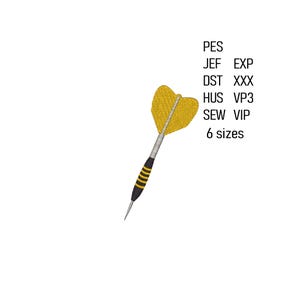 Puede incluir: Un dardo amarillo y negro con punta plateada y pluma amarilla en forma de corazón. El dardo tiene rayas negras y amarillas en el mango. El texto en el lado derecho de la imagen dice "PES, JEF, DST, HUS, SEW, 6 tamaños".
