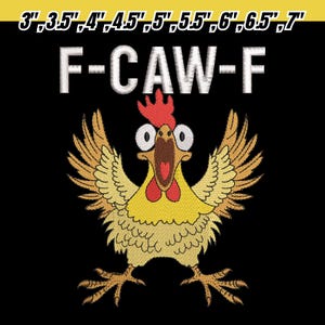 K&ouml;nnte beinhalten: Gesticktes Design mit einem Cartoon-Huhn mit offenem Schnabel und ausgebreiteten Fl&uuml;geln, in Gelb, Rot und Braun. Der Text "F-CAW-F" befindet sich &uuml;ber dem Huhn. Das Bild enth&auml;lt Gr&ouml;&szlig;enangaben von 7,6 cm bis 17,8 cm in Wei&szlig;.