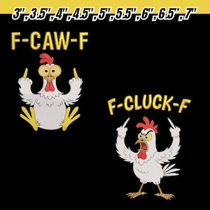 K&ouml;nnte beinhalten: Zwei gestickte H&uuml;hnerdesigns auf schwarzem Hintergrund. Ein Huhn ist mit "F-CAW-F" und das andere mit "F-CLUCK-F" beschriftet. Beide H&uuml;hner sind wei&szlig; mit roten K&auml;mmen und gelben F&uuml;&szlig;en und zeigen den Mittelfinger.