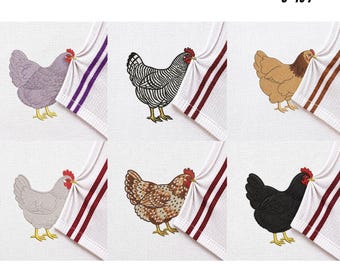 Può includere: Disegno per ricamo digitale con sei varianti di polli che sbirciano in diversi colori e motivi, tra cui viola, a righe, marrone, grigio chiaro, maculato e nero. Il testo recita PEEKING CHICKENS EMB 9 SIZES 3 TO 7 INCHES.