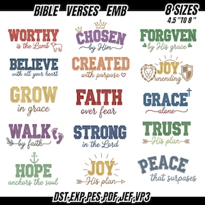 Può includere: Una collezione di ricami con versetti biblici in vari colori e font. I versetti includono "Worthy", "Chosen", "Forgiven", "Believe", "Created", "Joy", "Grow", "Faith", "Grace", "Walk", "Strong", "Trust", "Hope" e "Peace". Disponibile in 8 misure, da 11,4 a 20,3 cm.