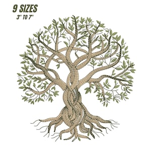 Könnte beinhalten: Ein gesticktes Baumdesign mit verschlungenem Stamm und Ästen mit grünen Blättern. Das Bild enthält den Text "9 GRÖSSEN 3" BIS 7"" in der oberen linken Ecke. Die Wurzeln des Baumes sind an der Basis sichtbar, auf weißem Hintergrund.