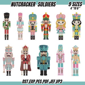 Peut inclure: Plusieurs modèles de soldats casse-noisettes colorés. L'image présente divers casse-noisettes avec des tenues différentes, de 10 à 20 cm. Le texte "NUTCRACKER SOLDIERS" est affiché en haut.
