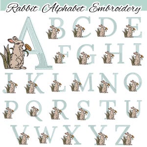 Puede incluir: Bordado del alfabeto de conejos en fuente azul claro. Cada letra va acompañada de un conejo con una flor. El conejo es marrón y blanco, con hierba verde. El texto "Rabbit Alphabet Embroidery" está en la parte superior.