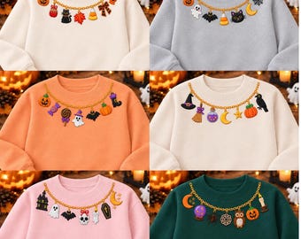 Può includere: Una collezione di sei felpe a maniche lunghe con girocollo in crema, grigio, arancione, beige, rosa chiaro e verde scuro. Ogni felpa presenta una stampa grafica di una collana a catena dorata con vari ciondoli a tema Halloween come zucche, fantasmi e pipistrelli.