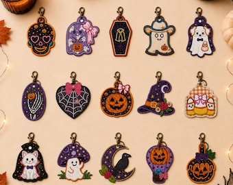 Può includere: Una collezione di quindici portachiavi ricamati a tema Halloween con vari disegni, tra cui un teschio, fantasmi, una bara, una zucca, un cappello da strega, una mano scheletrica, un gatto, un fungo, un corvo su una luna e una mongolfiera.