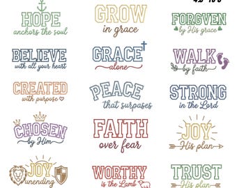 Può includere: Una collezione di disegni di applicazioni ricamate con versetti biblici ispiratori. I disegni includono frasi come "SPERANZA àncora l'anima" e "CREDI con tutto il tuo cuore". Disponibili in 8 misure, da 11,43 cm a 20,32 cm. Include anche "GIOIA senza fine".