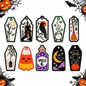 Puede incluir: Un conjunto de diez parches bordados con motivos de Halloween, que incluyen una casa encantada, un gato negro, un cuervo, un caldero, una escoba, una araña, un caramelo de maíz, una botella con la palabra SPELLS, una luna y un murciélago.