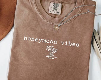 Honeymoon Vibes T-Shirt Comfort Colors Just Married Tee Unisex Wedding Gift for Couples Beach Honeymoon Shirts for Women Men Newlywed Gift