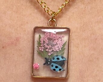 Colar - Colar de resina com borboleta e flores douradas
