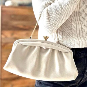 Cartera de mano de piel blanca con cierre dorado y correa de cadena / Cartera de noche vintage de los años 50 y 60 con detalles dorados y forro de tela floral