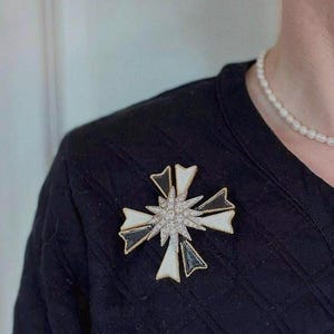 Broche de cristal blanco y negro de Kenneth Jay Lane / Bisutería de colección vintage de los años 60 del diseñador KJL
