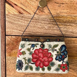 Bolso de noche o cartera con flores bordadas en seda con marco de cobre, cierre y asas de cadena / Bolso de mano asiático vintage de los años 20 con interior de satén