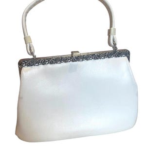 Bolso de mano de piel blanca con asa superior / Cierre y detalles de hojas de metal plateado / Elegante bolso vintage de los años 50 con cremallera interior / Perfecto para novias