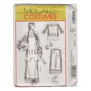 Puede incluir: Un patrón de costura vintage de McCall's Costumes, M4891, que presenta un atuendo de estilo nativo americano. El patrón incluye ilustraciones de una túnica con flecos, una falda y accesorios. El paquete es blanco con detalles en rojo y amarillo.