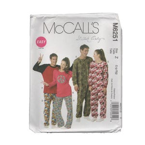 Peut inclure: Pochette de patron de couture McCall's M6251 pour tissu extensible uniquement. Le devant présente des illustrations de quatre personnes portant divers hauts à manches longues, pantalons et combinaisons à motifs colorés, dont un signe de paix.