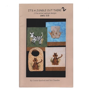 Könnte beinhalten: Ein Nähbuch mit dem Titel "IT'S A JUNGLE OUT THERE" mit Applikationsmustern von Tieren. Das Cover zeigt ein Zebra, einen Elefanten und einen Tiger. Das Buch ist von Connie Spurlock und Teri Chandler.