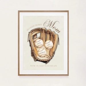 Puede incluir: Un guante de béisbol beige y marrón con tres pelotas de béisbol dentro. Las pelotas están etiquetadas con "Jack", "Lily" y "Thomas". El texto "We caught the best Mom" y "We're on your team for life" está impreso en la imagen.