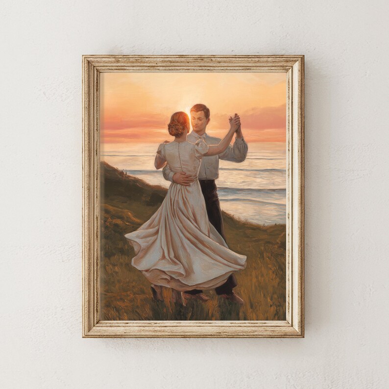 Pu&ograve; includere: Una coppia balla su una scogliera erbosa con vista sull'oceano al tramonto. La donna indossa un abito bianco e l'uomo indossa una camicia bianca e pantaloni scuri.