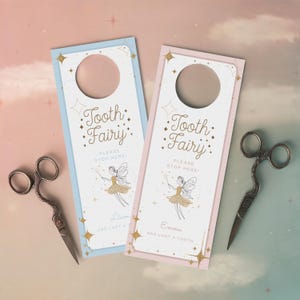 Puede incluir: Dos colgadores de puerta de hada de los dientes con fondo azul claro y rosa claro. Los colgadores tienen un diseño de purpurina dorada con estrellas y el texto "Tooth Fairy" en dorado. El texto "Please Stop Here!" también está en dorado. Los colgadores tienen un agujero recortado en la parte superior para colgar en una puerta. El texto "Liam ha perdido un diente" y "Emma ha perdido un diente" está en la parte inferior de los colgadores.