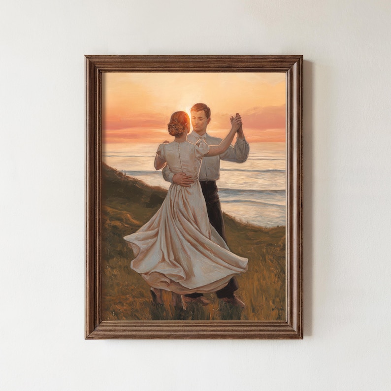 Pu&ograve; includere: Un dipinto che ritrae una coppia che balla su una scogliera con vista sull'oceano al tramonto. La donna indossa un abito bianco e l'uomo indossa una camicia bianca e pantaloni scuri. Il cielo &egrave; di un arancione e rosa vibrante.