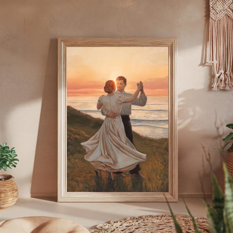 Pu&ograve; includere: Un dipinto che ritrae una coppia che balla su una scogliera con vista sull'oceano al tramonto. La donna indossa un abito bianco e l'uomo indossa una camicia azzurra e pantaloni scuri. Il cielo &egrave; di un arancione e rosa vibrante.