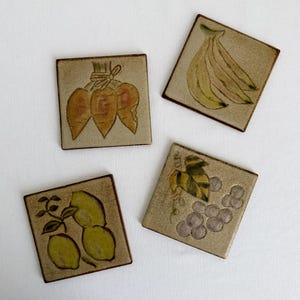 Vintage 10 cm fyrkantiga stengodsunderlägg för köksplattor, frukt och grönsaker, set om 4