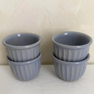 Juego de 4 flanes de cerámica vintage Periwinkle, color azul claro y morado, con diseño acanalado.