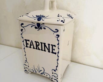 Bote de cerámica vintage para harina Jay Willfred Farine, azul y blanco, de Andrea by Sadek.
