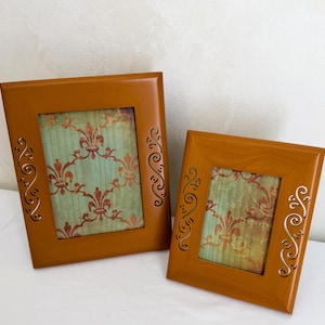 Set di 2 cornici portafoto vintage Fetco effetto legno con intagli floreali a volute.