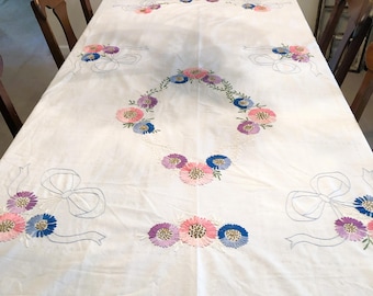Mantel grande vintage con bordado floral y lazos de flecos (218 x 130 cm)