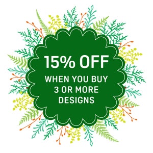 Pu&ograve; includere: Un cerchio verde smerlato con il testo "SCONTO DEL 15% QUANDO ACQUISTI 3 O PI&Ugrave; DESIGN" circondato da una ghirlanda di illustrazioni botaniche verdi, gialle e arancioni su sfondo bianco.