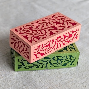 Modèle de boîte cadeau SVG - modèle de boîte rectangulaire avec motif feuille pour des cadeaux et des cadeaux