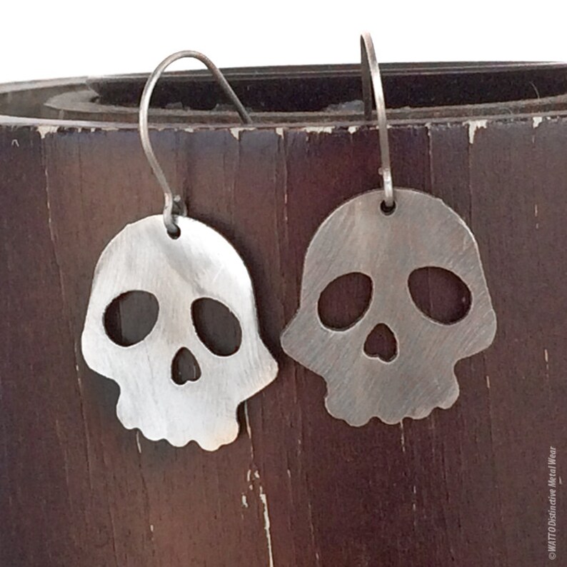 Skull Stainless Steel Earrings by WATTO Distinctive Metal Wear, Metal Skull Earrings, Lightweight Dangle Earrings, Mini Skull Earrings Bild 1