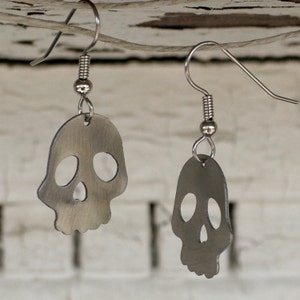 Skull Stainless Steel Earrings by WATTO Distinctive Metal Wear, Metal Skull Earrings, Lightweight Dangle Earrings, Mini Skull Earrings Bild 2