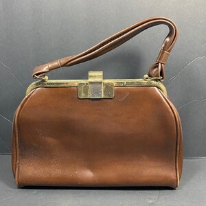 Cartera, bolso o cartera vintage marrón con asa superior y detalles en tono dorado