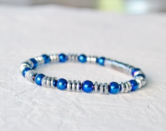 Armband mit Magnetverschluss – Blaue und silberfarbene magnetische Perlen | Hämatit Perlen Schmuck für Komfort & Balance
