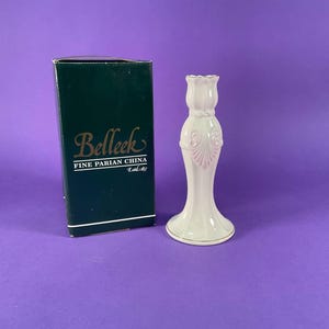 Puede incluir: Un letrero de madera rústica con el texto "Welcome to our home" en letras blancas. El letrero presenta un acabado envejecido y un diseño simple y acogedor, ideal para la decoración de la puerta principal.