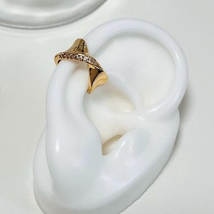 Minimalist Twisted Ear Cuff, 18K Gold Diamond Pave Twist Ear Cuff, Wave Ear Cuff, Non-Pierced Earrings, Statement Twist Band Cuff Earrings