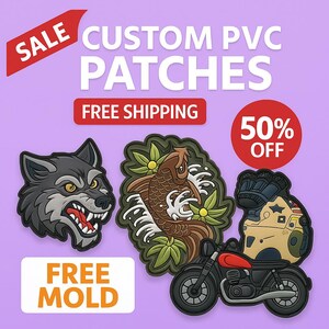 Op de afbeelding: Op maat gemaakte PVC-patches met een wolf, een koikarper en een motorfietsontwerp. De patches zijn in verschillende kleuren, waaronder grijs, bruin, rood en groen. De afbeelding bevat ook tekst met de tekst "SALE", "FREE SHIPPING", "50% OFF" en "FREE MOLD".