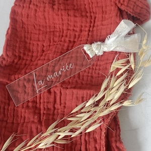 Marque place en acrylique transparent personnalisé avec option ruban satin – Gravure prénom pour mariage, baptême & anniversaire