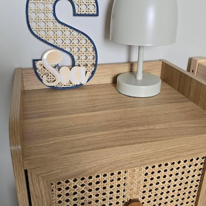 Lettre en rotin avec prénom | lettre prénom chambre | lettre décor en bois | prénom en bois personnalisé | place unique en bois avec prenom
