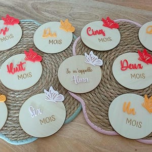 Personalisierte Meilensteinkarten für Babys aus Pappelholz – Schmetterlingsmotiv – Verfolgung von 1 Monat bis 1 Jahr + Vornamenskarte – Mehrere Farben zur Auswahl