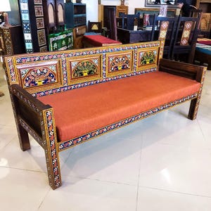 Luxe handgemaakte driezitsbank met Akbari-paneel – massief houten traditionele elegantie