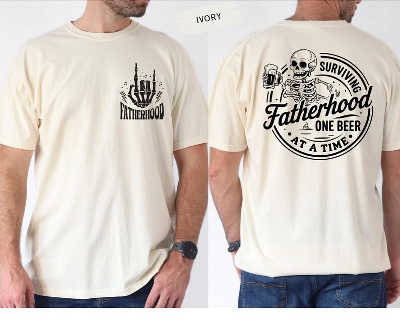 Pu&ograve; includere: T-shirt color avorio con grafiche nere. Il davanti presenta un gesto della mano scheletrica e la parola "FATHERHOOD". Il retro mostra uno scheletro che tiene una birra, con la scritta "SURVIVING FATHERHOOD ONE BEER AT A TIME."